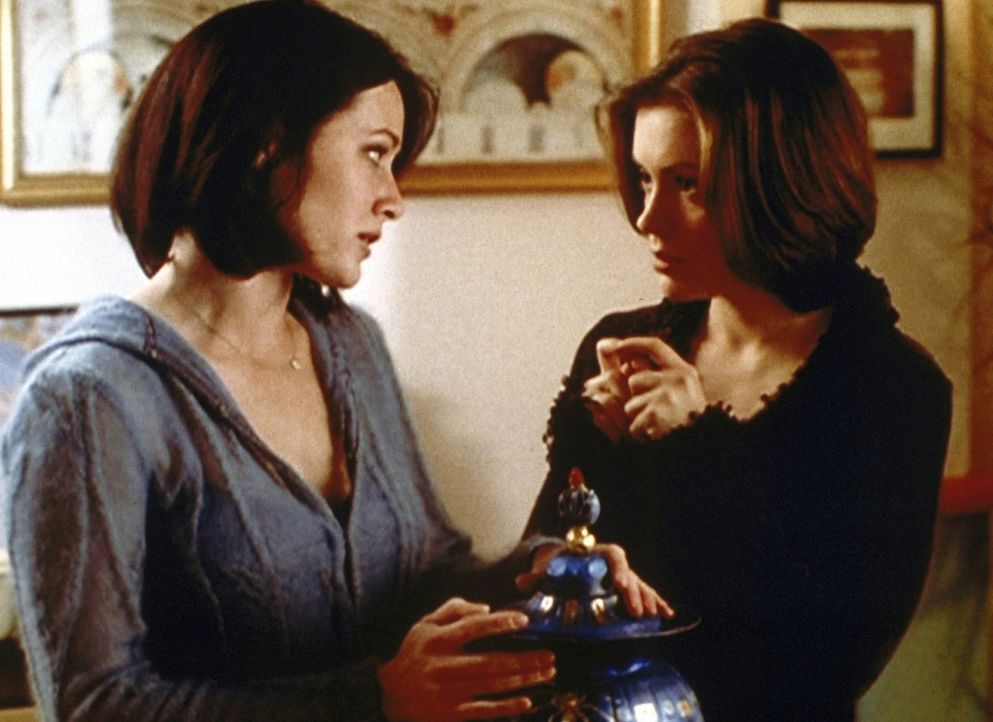 Phoebe (Alyssa Milano, r.) bittet Prue (Shannen Doherty, l.), eine alte ägyptische Urne bei der nächsten Auktion schätzen zu lassen ... - Bildquelle: Paramount Pictures