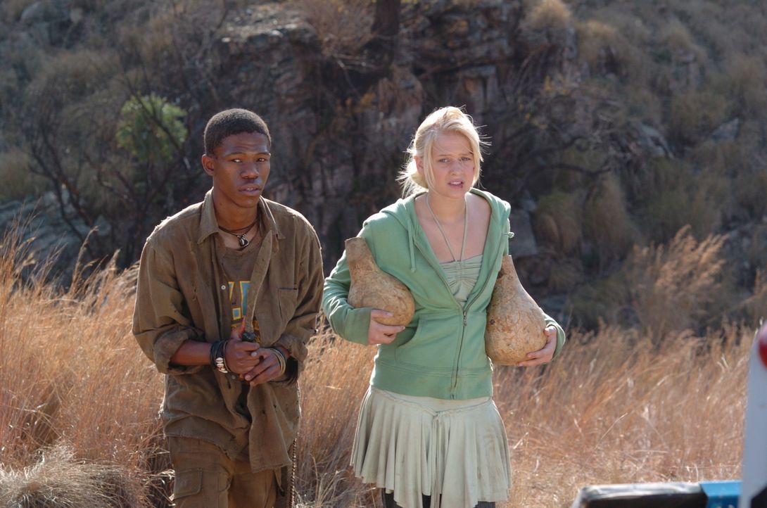 Mit Nephews (Muso Sefatsa, l.) Hilfe lernt Jessica (Carly Schroeder, r.) Afrika von einer ganz anderen Seite kennen - und lieben ...
