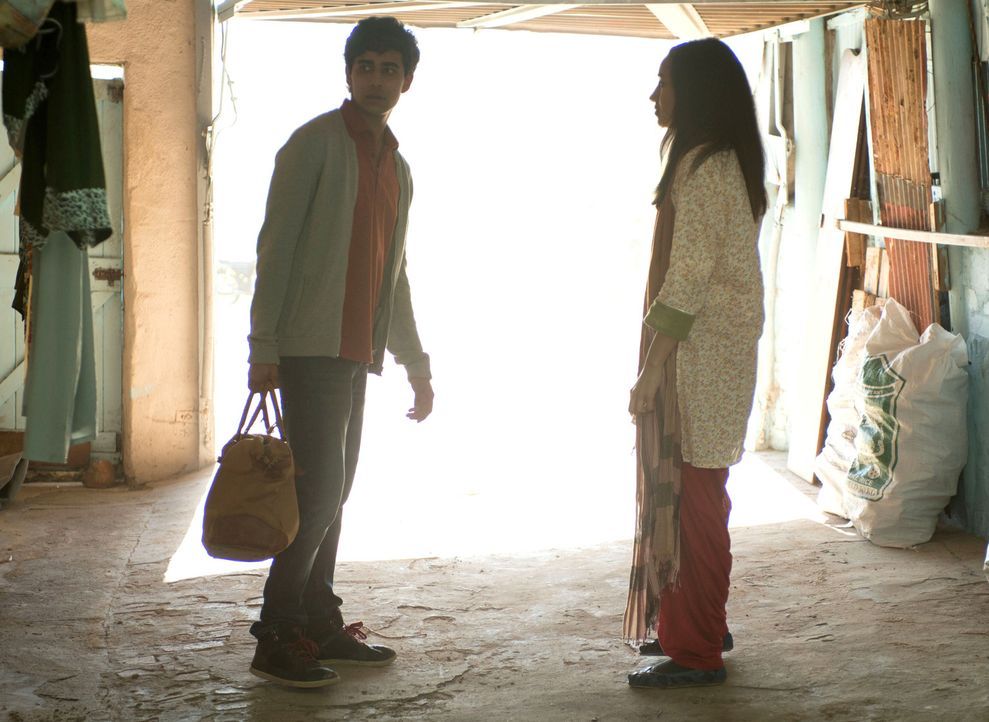 Nachdem sein Video im Internet zu sehen ist, fühlt sich Aayan (Suraj Sharma, l.) nicht mehr sicher und bittet seine Freundin Kiran (Shavani Seth, r.... - Bildquelle: 2014 Twentieth Century Fox Film Corporation