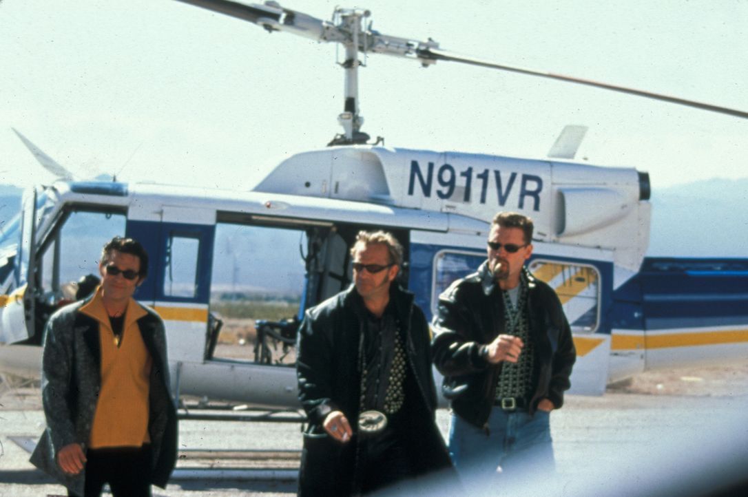 Eines Tages beschließen Michael (Kurt Russell, l.) und Murphy (Kevin Costner, M.) das Riviera-Casinohotel in Las Vegas auszurauben. Den Ort des Ver... - Bildquelle: Francise Pictures