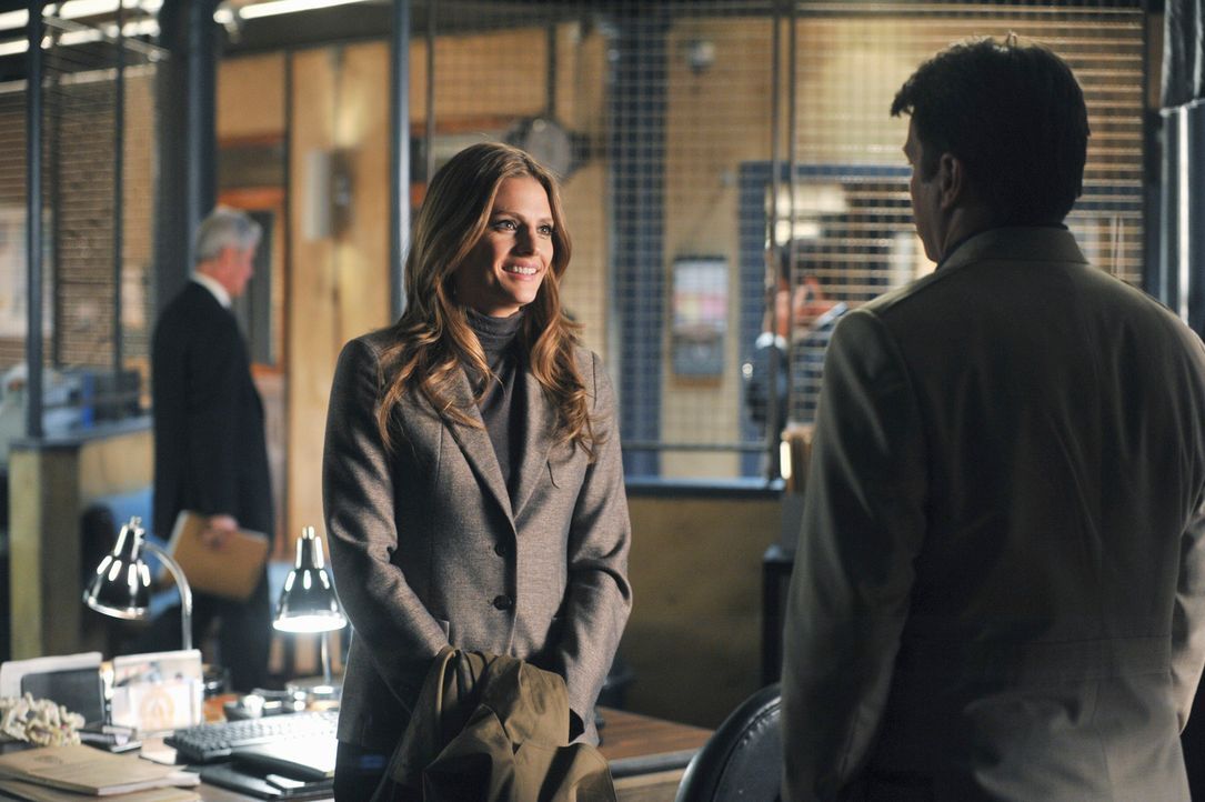 Bei ihren Ermittlungen kommen Castle (Nathan Fillion, r.) und Beckett (Stana Katic, M.) einer Verschwörung auf die Spur ... - Bildquelle: ABC Studios