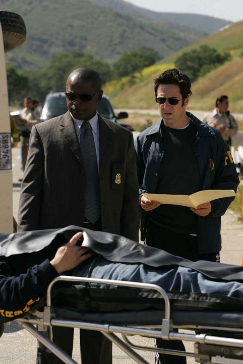 Bei einem Unfall mit einem Gefängnisbus sind zwei gefährliche Verbrecher ausgebrochen und flüchtig. Don (Rob Morrow, r.) und David (Alimi Ballard, l... - Bildquelle: Paramount Network Television