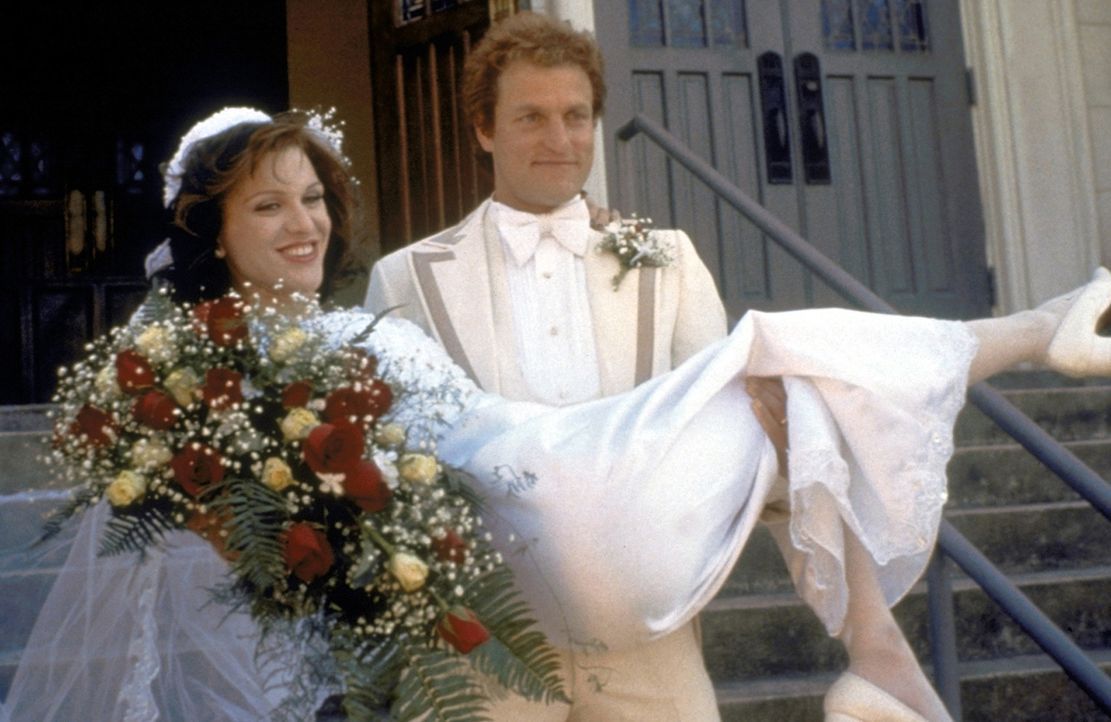 Traumhochzeit: US-Verleger Larry Flynt (Woody Harrelson, r.) heiratet die Stripperin Althea (Courtney Love, l.) ... - Bildquelle: Columbia Pictures