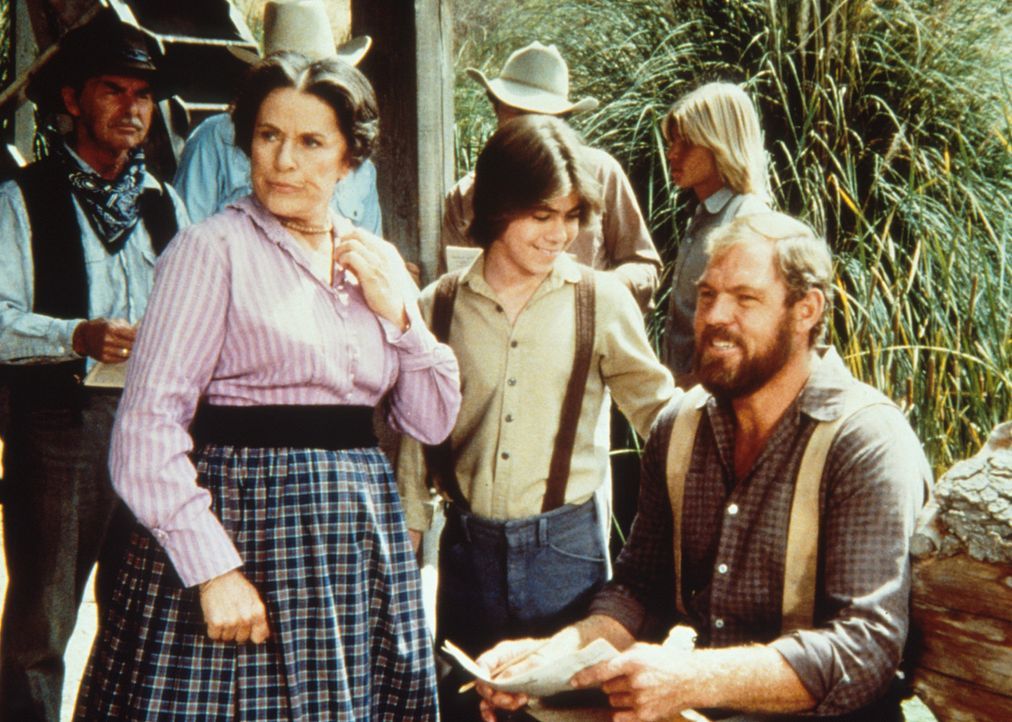 Harriet Oleson (Katherine MacGregor, 2.v.r.) möchte von Garvey (Merlin Olsen, r.) ein Autogramm. Garveys Sohn Andy (Patrick Laborteaux, M.) ist sto... - Bildquelle: Worldvision