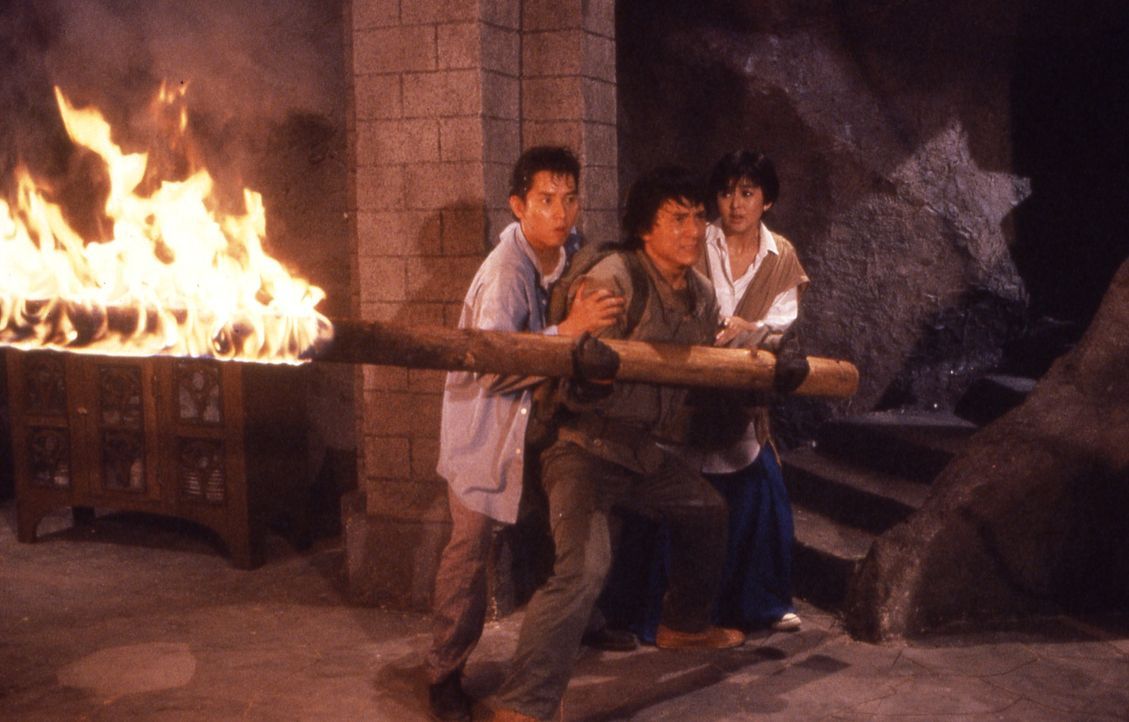 In der Höhle des Löwen entbrennt ein martialischer Kampf: Jackie (Jackie Chan, M.), Laura (Rosamund Kwan, r.) und Alan (Alan Tam, l.) ... - Bildquelle: Golden Harvest Company