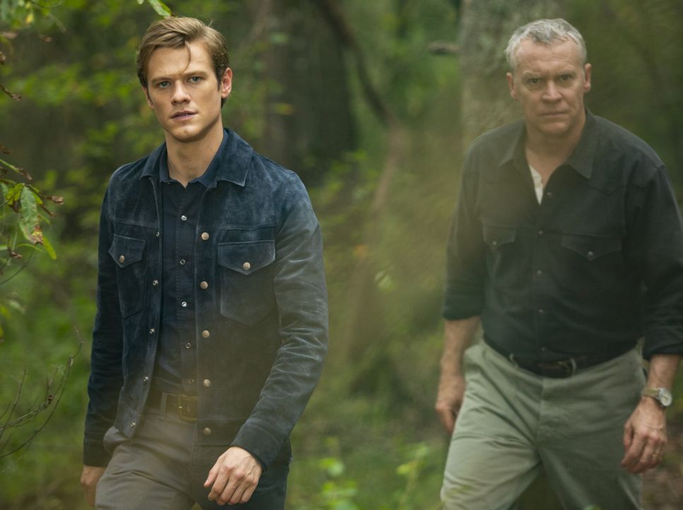 Angus MacGyver (Lucas Till, l.);  James MacGyver (Tate Donovan, r.) - Bildquelle: Mark Hill © 2020 CBS Broadcasting, Inc. All Rights Reserved. / Mark Hill