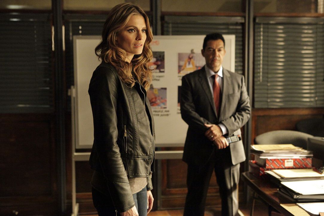 Beckett (Stana Katic, l.) wird von Captain Fowler (Carlos Gomez, r.) in eine Undercover-Mission berufen ... - Bildquelle: 2013 American Broadcasting Companies, Inc. All rights reserved.