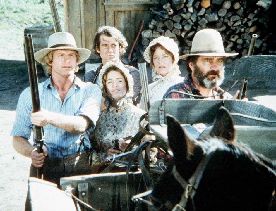 Almanzo (Dean Butler, l.) und Laura (Melissa Gilbert, 2.v.l.) verteidigen gemeinsam mit Mr. Edwards (Victor French, r.) die Farm von John (Stan Ivar... - Bildquelle: Worldvision