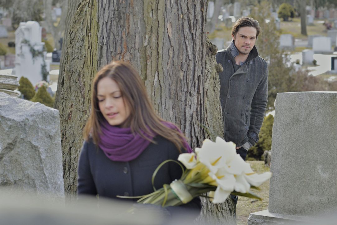 Es ist der Todestag von Catherines (Kristin Kreuk, l.) Mutter und Vincent Keller (Jay Ryan, r.) beschließt, sie zum Friedhof zu beleiten ... - Bildquelle: 2012 The CW Network, LLC. All rights reserved.