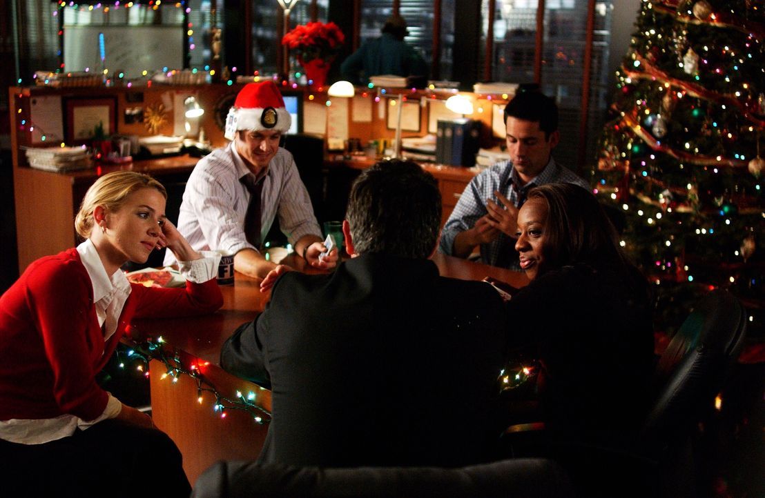 Gemeinsam verbringen sie Weihnachten im Büro: Vivian (Marianne Jean-Baptiste, r.), Jack (Anthony LaPaglia, M.), Samantha (Poppy Montgomery, l.), Dan... - Bildquelle: Warner Bros. Entertainment Inc.