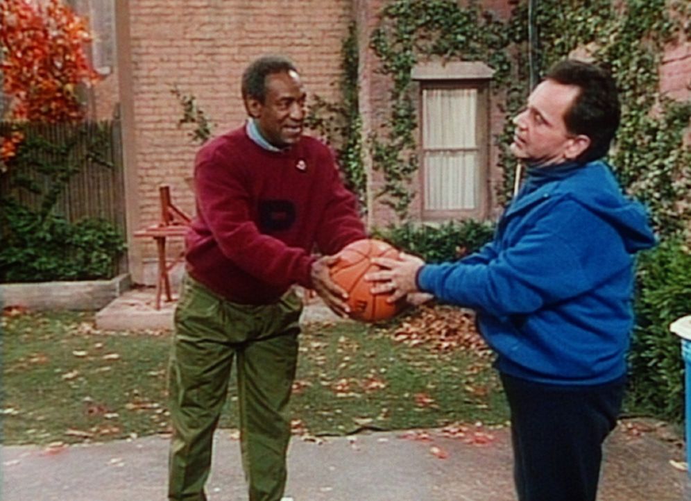 Cliff (Bill Cosby, l.) versucht, seinem Freund Alfred (Ray Mattis, r.) ein paar Baseballtricks beizubringen. - Bildquelle: Viacom