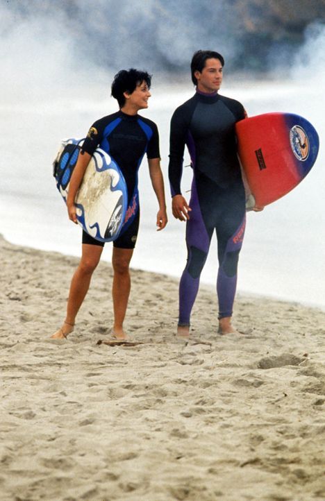 Schon bald lernt Johnny (Keanu Reeves, r.) die hübsche Tyler (Lori Petty, l.) kennen, die ihm das Surfen beibringt ... - Bildquelle: Largo International N.V. All rights reserved.