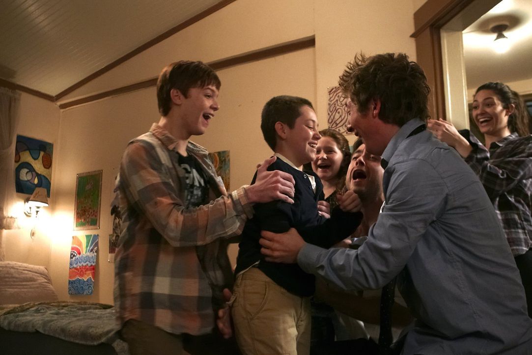 Carls (Ethan Cutkosky, 2.v.l.) Schlagfertigkeit zeigt seine Vorteile: (v.l.n.r.) Ian (Cameron Monaghan), Debbie (Emma Kenney), Steve (Justin Chatwin... - Bildquelle: 2010 Warner Brothers