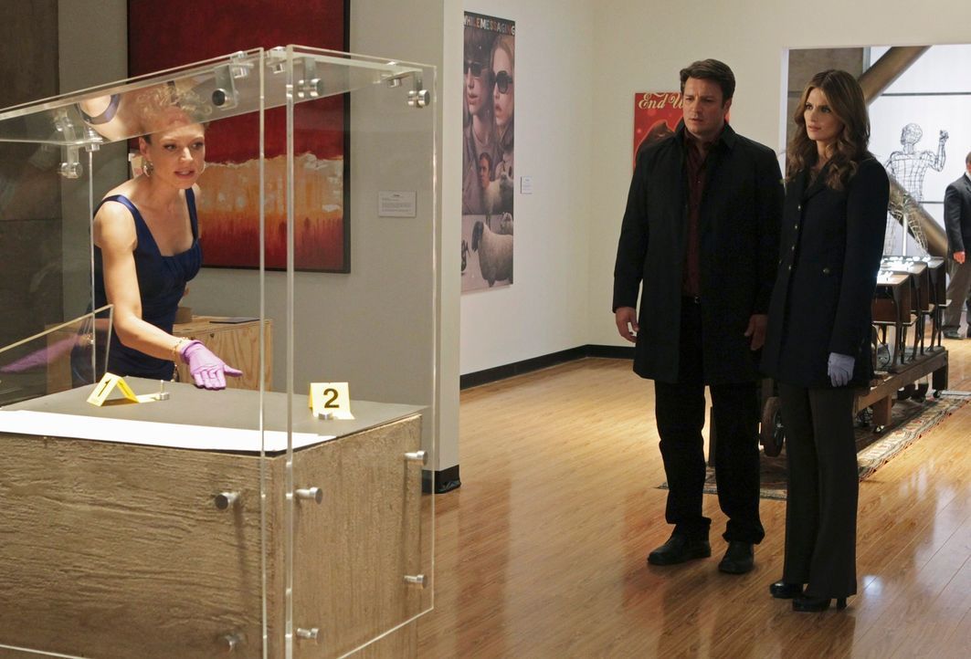 Die Schadensermittlerin Kristin Lehman (Serena Kaye, l.) untersucht die Vitrine, in der die "Faust des Kapitalismus", ein extrem wertvolles Ausstell... - Bildquelle: 2011 American Broadcasting Companies, Inc. All rights reserved.