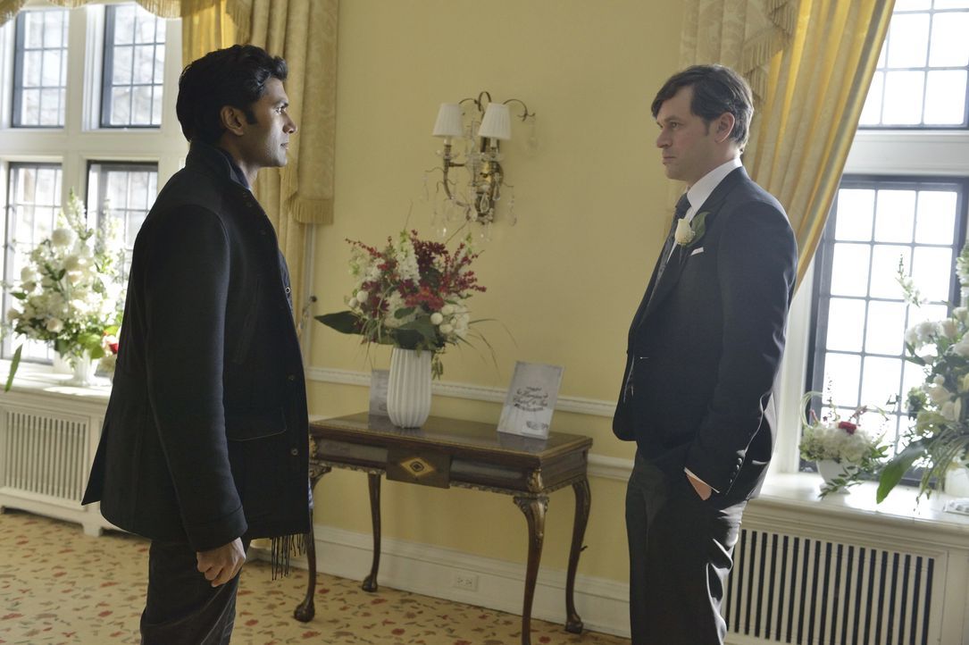 Als Sam (Tom Everett Scott, r.) bei einem Verhör Gabe (Sendhil Ramamurthy, l.) als einen regelmäßigen Besucher in seinem Gefängnis wiedererkennt, we... - Bildquelle: 2013 The CW Network, LLC. All rights reserved.