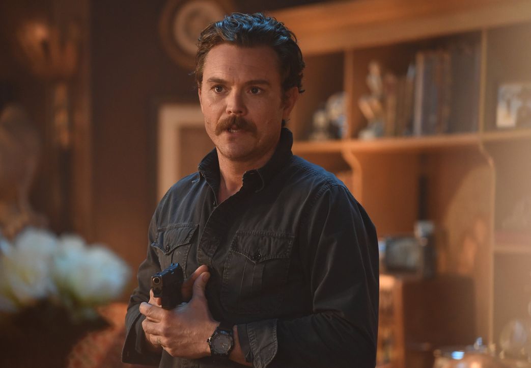 Während Riggs (Clayne Crawford) im neuen Fall kein Risiko scheut, beschäftigt ihn auch sein Vater, doch die Beziehung zu ihm ist weiterhin schwierig... - Bildquelle: Warner Brothers