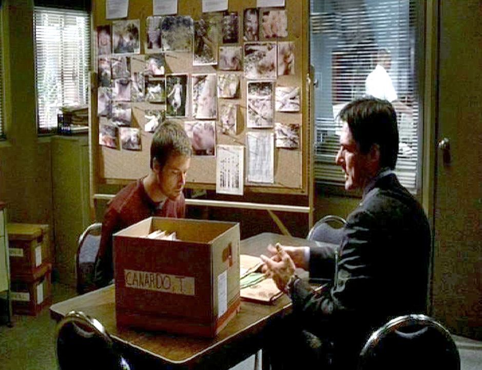 Aaron "Hotch" Hotchner (Thomas Gibson, l.), der Chef der Abteilung befragt einen Verdächtigen ... - Bildquelle: Touchstone Television