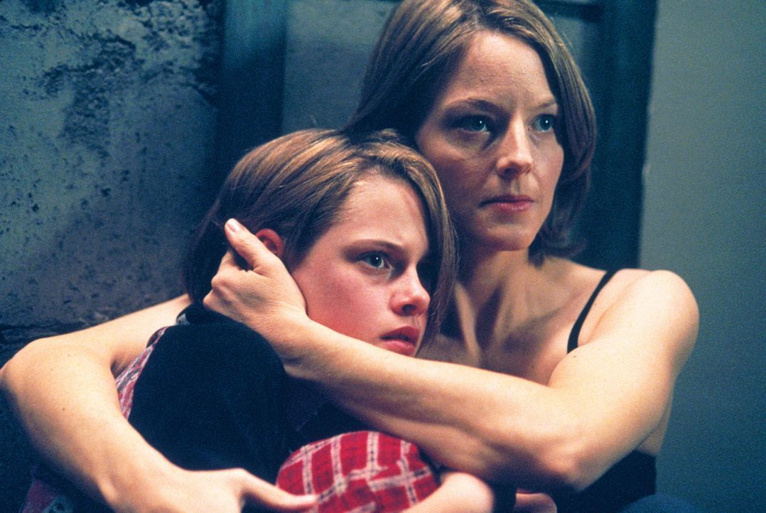 In letzter Sekunde ist Meg (Jodie Foster, r.) und ihrer Tochter Sarah (Kristen Stewart, l.) die Flucht in den "Panic Room" gelungen ... - Bildquelle: 2003 Sony Pictures Television International. All Rights Reserved