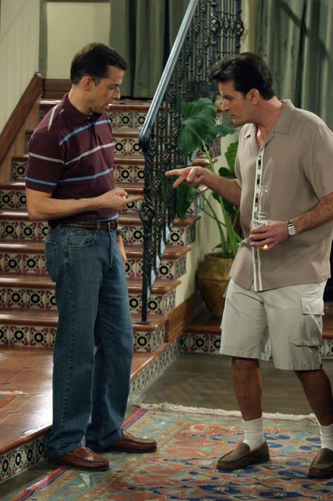 Planen eine Party für ihre Mutter: Alan (Jon Cryer, l.) und Charlie (Charlie Sheen, r.) ... - Bildquelle: Warner Bros. Television