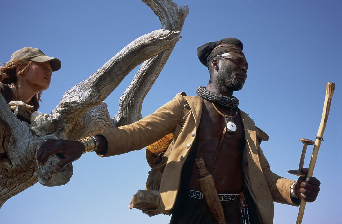 Begeben sich auf eine abenteuerliche Suche mitten in die gnadenlose, namibische Wüste: Grace (Camille Summers, l.) und Himba Kadjiro (Eriq Ebounane... - Bildquelle: Gaumont