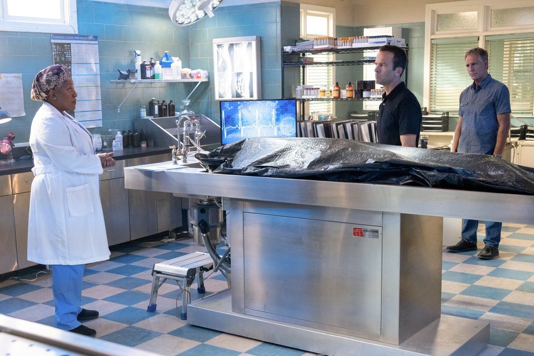 (v.l.n.r.) Loretta Wade (CCH Pounder); Christopher LaSalle (Lucas Black); Dwayne Pride (Scott Bakula) - Bildquelle: Sam Lothridge 2019 CBS Broadcasting, Inc. All Rights Reserved. / Sam Lothridge