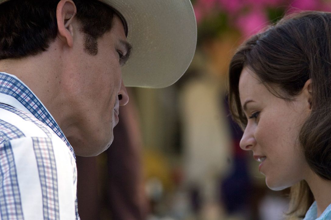 Als George Bush (Josh Brolin, l.) Laura (Elizabeth Banks, r.) trifft, ändert er sein Leben ... - Bildquelle: Sidney Ray Baldwin 2008 Lionsgate Entertainment. All Rights reserved.