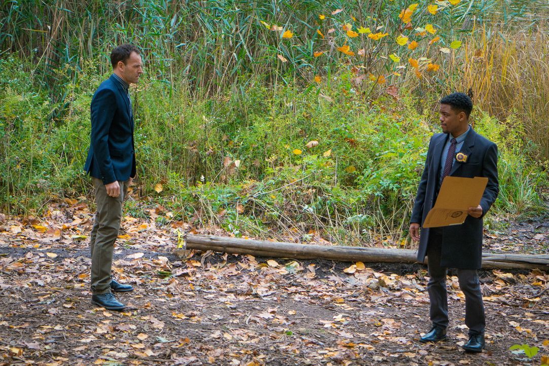 Ein Fall ohne Beweismittel und mit Opfern, die nicht identifizierbar sind, verlangt Holmes (Jonny Lee Miller, l.) und Bell (Jon Michael Hill, r.) ei... - Bildquelle: Michael Parmelee 2015 CBS Broadcasting Inc. All Rights Reserved.