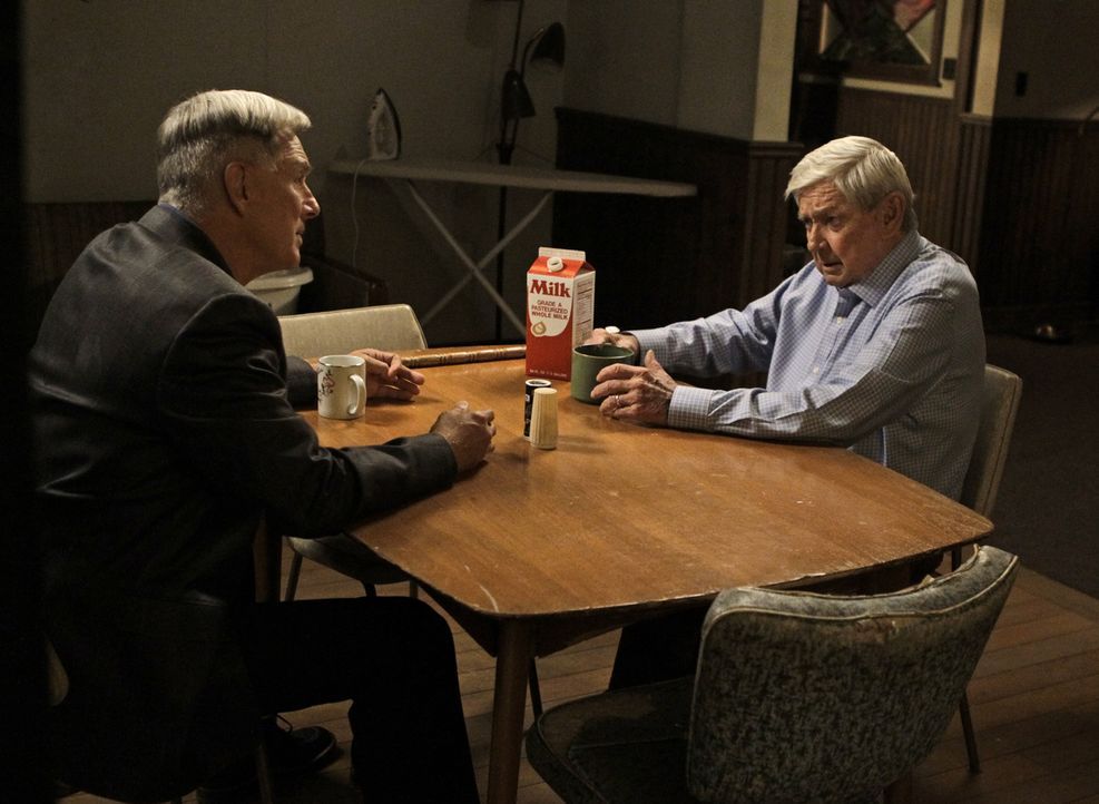 Müssen sich mit einem Menschen aus der Vergangenheit auseinandersetzen: Gibbs (Mark Harmon, l.) und sein Vater Jackson Gibbs (Ralph Waite, r.) ... - Bildquelle: CBS Television