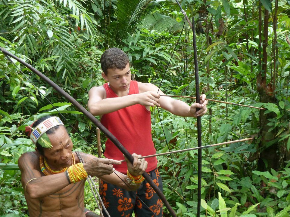 Der 15-jährige Jarvis (r.) lernt bei den Mentawai-Indianern auf Siberut Island tief im Indonesischen Dschungel den Umgang mit Pfeil und Bogen. - Bildquelle: SAT.1