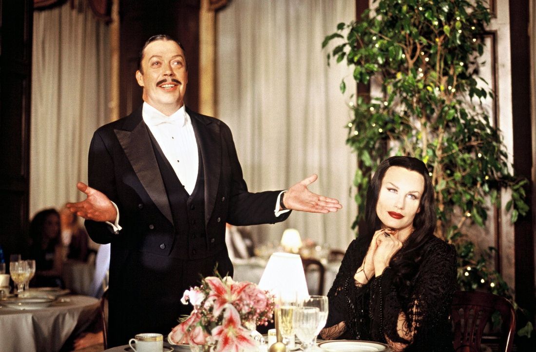Gomez Addams (Tim Curry, l.) und seine Frau Mortica Addams (Daryl Hannah, r.) organisieren ein großes Familientreffen, den mit seinen Großeltern g... - Bildquelle: 2002 ABC, INC.