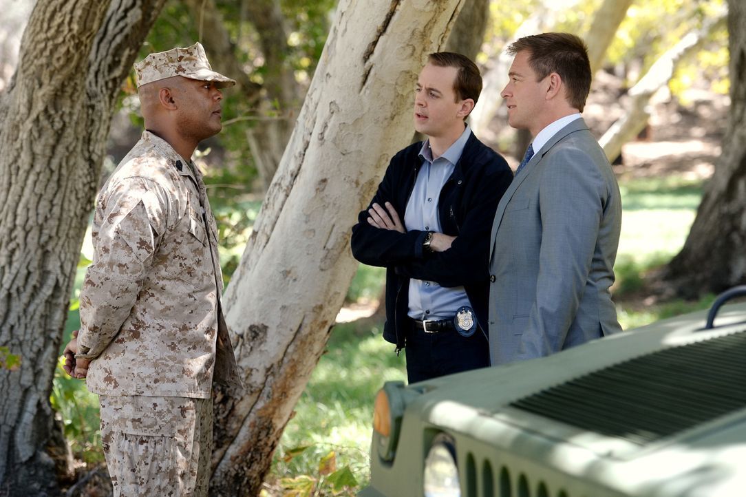 DiNozzo (Michael Weatherly, r.) und McGee (Sean Murray, M.) erhoffen sich von Marine Master Sergeant Ramsey Dillon (Jason E. Kelley, l.) Hinweise au... - Bildquelle: Darren Michaels CBS Television / Darren Michaels