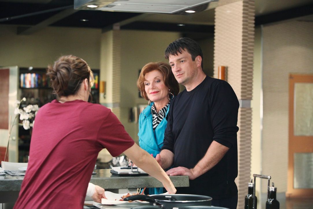 Martha (Susan Sullivan, M.) und Richard (Nathan Fillion, r.) könnten sich durchaus an die Anwesenheit von Kate (Stana Katic, l.) gewöhnen. - Bildquelle: ABC Studios