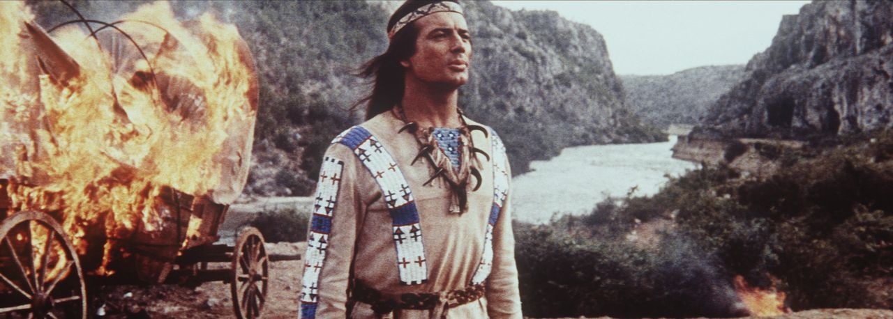 Winnetou (Pierre Brice) macht sich auf den Weg zu den Navajo-Indianern, um den Häuptling von der friedlichen Absicht der weißen Siedler zu überze... - Bildquelle: Columbia Pictures