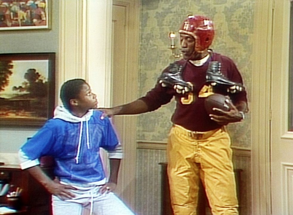 Theo (Malcolm-Jamal Warner, l.) bewundert den Football-Dress seines Vaters Cliff (Bill Cosby, r.). - Bildquelle: Viacom