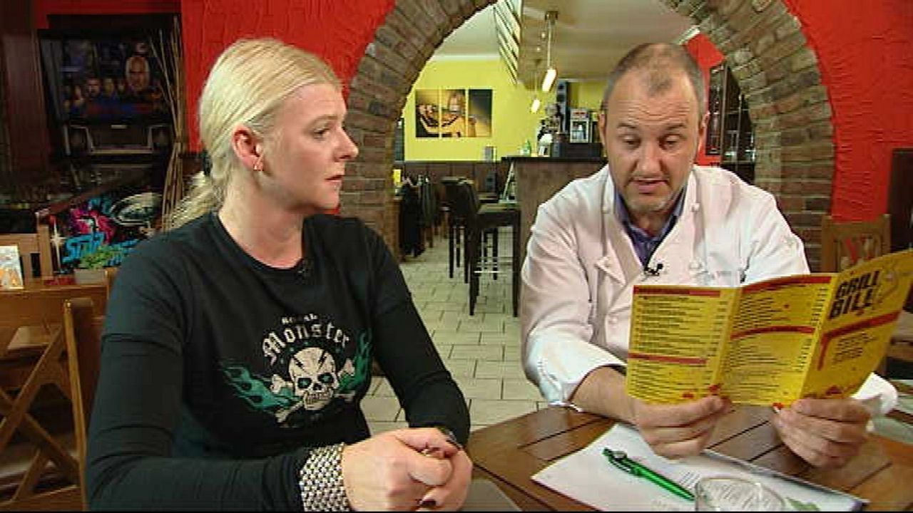 Anja Rinne (l.) und Frank Rosin (r.) gehen gemeinsam die Speisekarte des "Grill Bill" durch. - Bildquelle: kabel eins