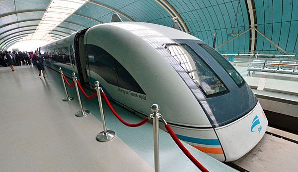 Shanghai Sightseeing: Transrapid Shanghai - Bildquelle: dpa