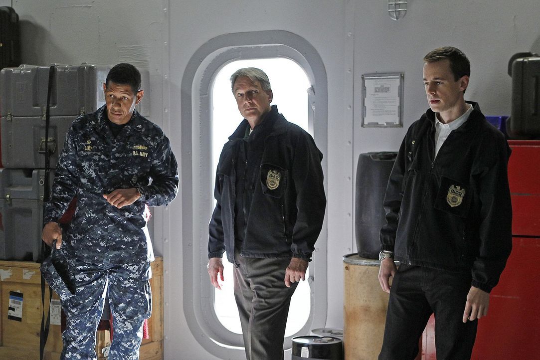Versuchen den Tod von Commander Reynolds aufzuklären: Gibbs (Mark Harmon, M.), McGee (Sean Murray, r.) und Navy Captain Thomas Lind (Scott Lawrence,... - Bildquelle: CBS Television