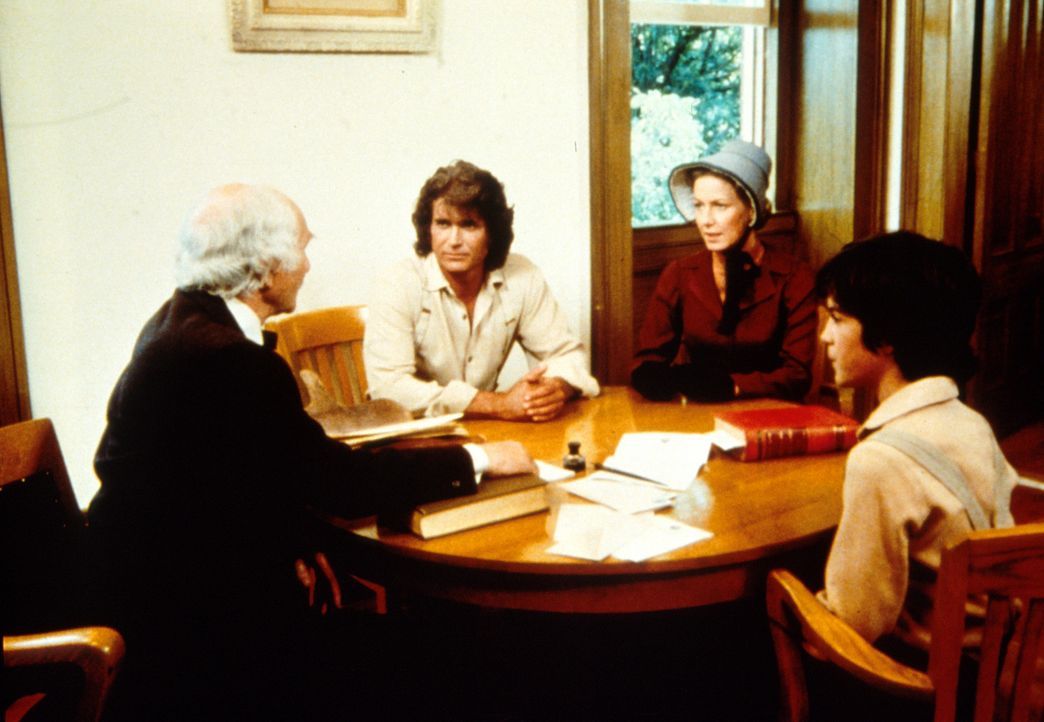 Richter Adams (John Zaremba, l.) teilt Charles (Michael Landon, 2.v.l.) und Caroline Ingalls (Karen Grassle, 2.v.r.) mit, dass der leibliche Vater v... - Bildquelle: Worldvision