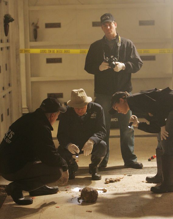 Nach einer Explosion auf dem Militärfriedhof findet man in der zerstörten Gruft Überreste mehrerer Leichen, die dort ursprünglich nicht begraben wur... - Bildquelle: CBS Television