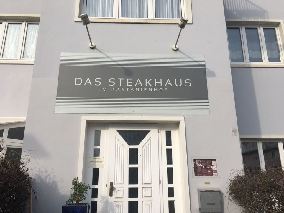 Während Susanne Wolbeck im Kitzingener "Kastanienhof" über jeder unbezahlten Rechnung schwitzt, steht der 36-jährige Koch Stefan (l.) in seiner Küch... - Bildquelle: kabel eins