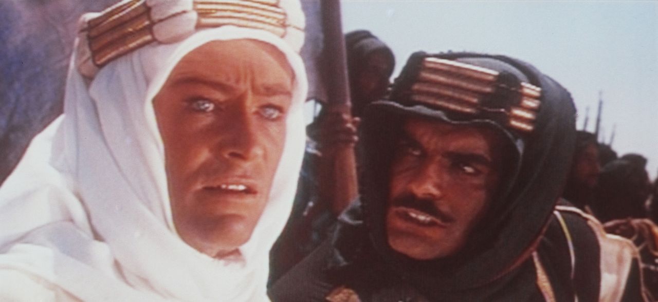 Der britische Offizier T. E. Lawrence (Peter O?Toole, l.) versucht Sherif Ali ibn el Kharisch (Omar Sharif, r.) zu überzeugen, sich mit weiteren ar... - Bildquelle: Columbia Pictures