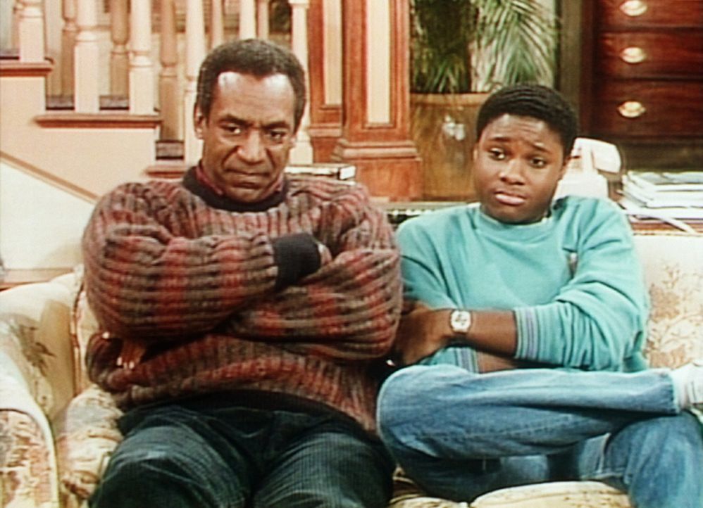Kritisch vergleichen Cliff (Bill Cosby, l.) und Theo (Malcolm-Jamal Warner, r.) das Profispiel im Fernsehen mit den Techniken der kleinen Rudy. - Bildquelle: Viacom