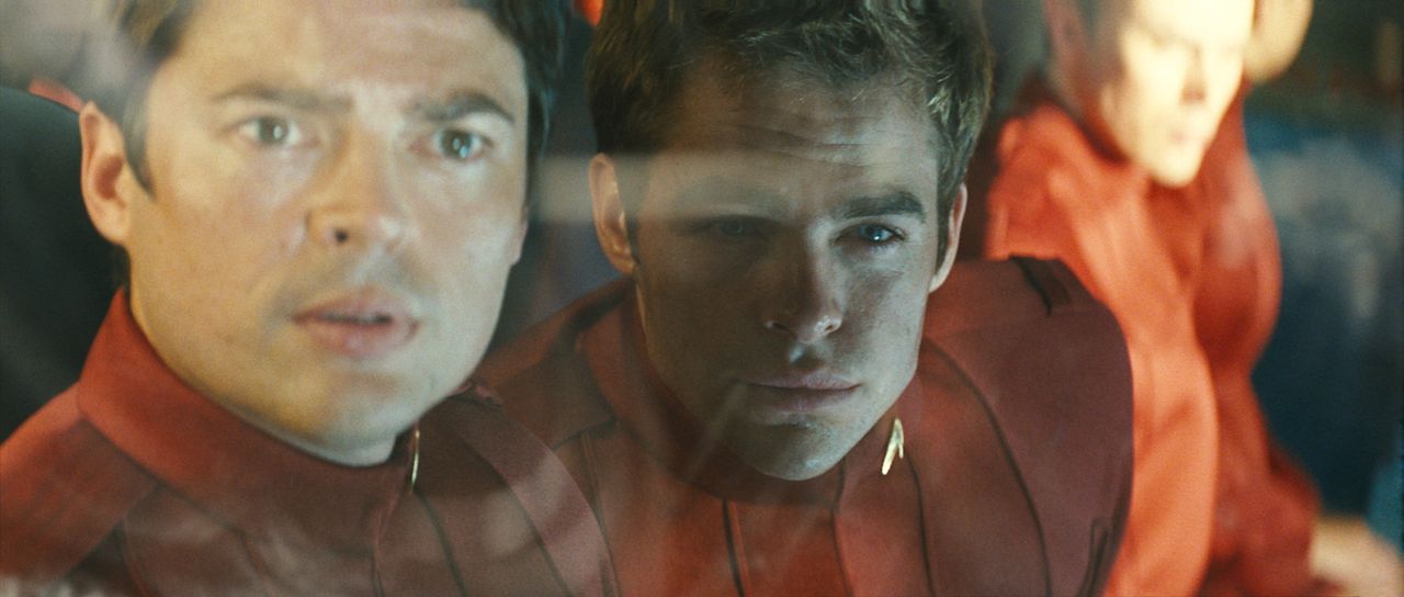 Als "Pille" (Karl Urban, l.) Kirk (Chris Pine, r.) an Bord des neuen Raumschiffes" Enterprise" schmuggelt, ahnt er nicht, dass im All ein rachsücht... - Bildquelle: Paramount Pictures