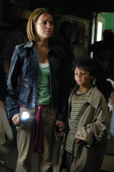 Eva (Anna Belknap, l.) konnte sich und einen kleinen Jungen retten ... - Bildquelle: CBS Television