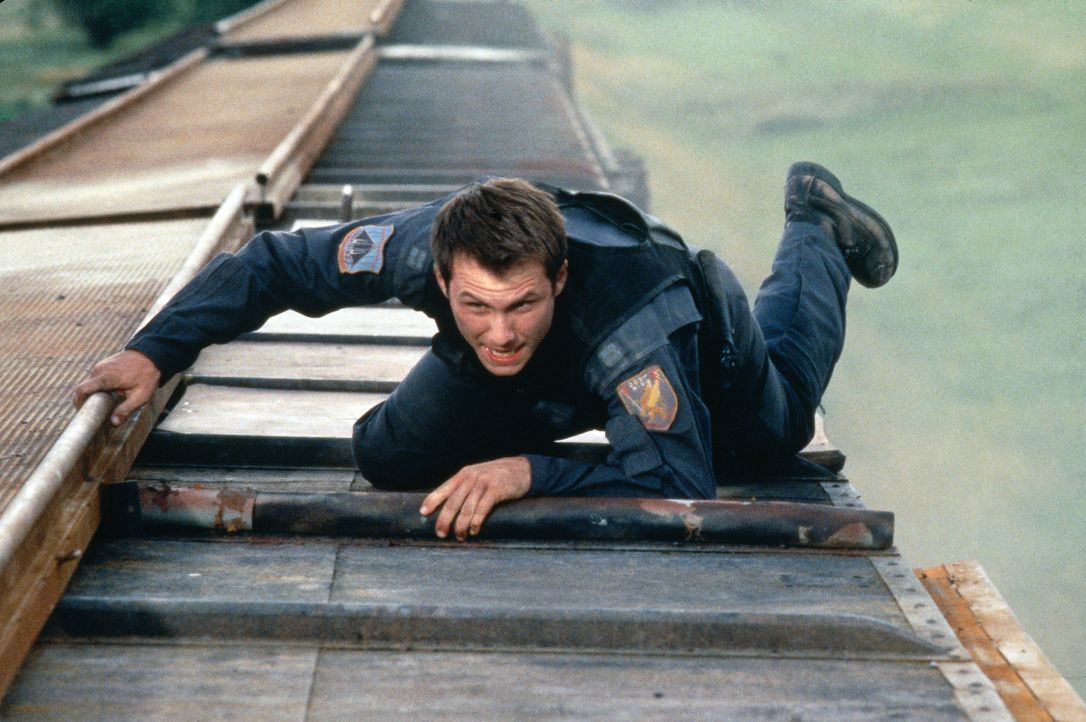 Zu Wasser, zu Lande, in der Luft und auf einem dahinrasenden Güterzug versucht Riley (Christian Slater), das atomare Unheil zu verhindern ... - Bildquelle: 1996 Twentieth Century Fox Film Corporation.  All rights reserved.