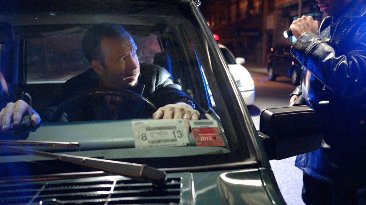 Eine eigentlich harmlose Routinekontrolle wird dem eh schon dauergestressten Danny (Donnie Wahlberg) zum Verhängnis ... - Bildquelle: 2012 CBS Broadcasting Inc. All Rights Reserved.