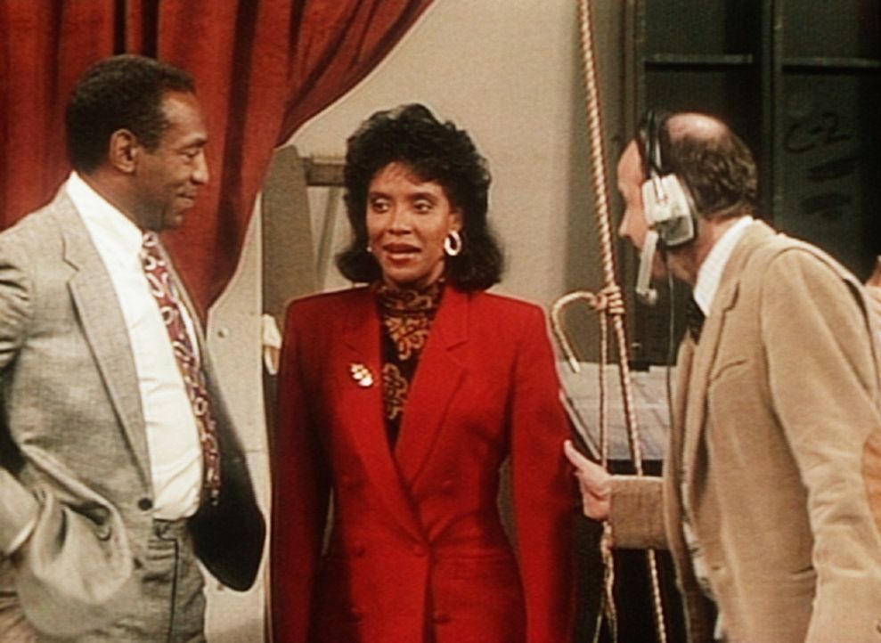 Cliff Huxtable (Bill Cosby, l.) ist sehr stolz auf seine Frau Clair (Phylicia Rashad, M.), die als Teilnehmerin zu einer Fernsehdiskussion eingelade... - Bildquelle: Viacom