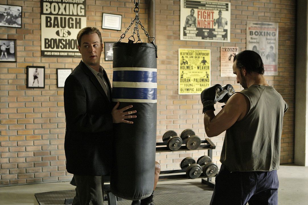 McGee (Sean Murray, l.) versucht etwas über den Mord von Vance Freund, Tyler Owens, herauszufinden ... - Bildquelle: CBS Television