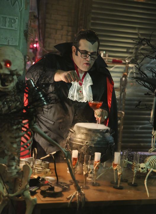 Ihr neuster Auftrag gefällt Slyvester (Ari Stidham) ganz und gar nicht - vor allem, weil er eigentlich viel lieber Halloween feiern würde ... - Bildquelle: Michael Yarish 2016 CBS Broadcasting, Inc. All Rights Reserved. / Michael Yarish