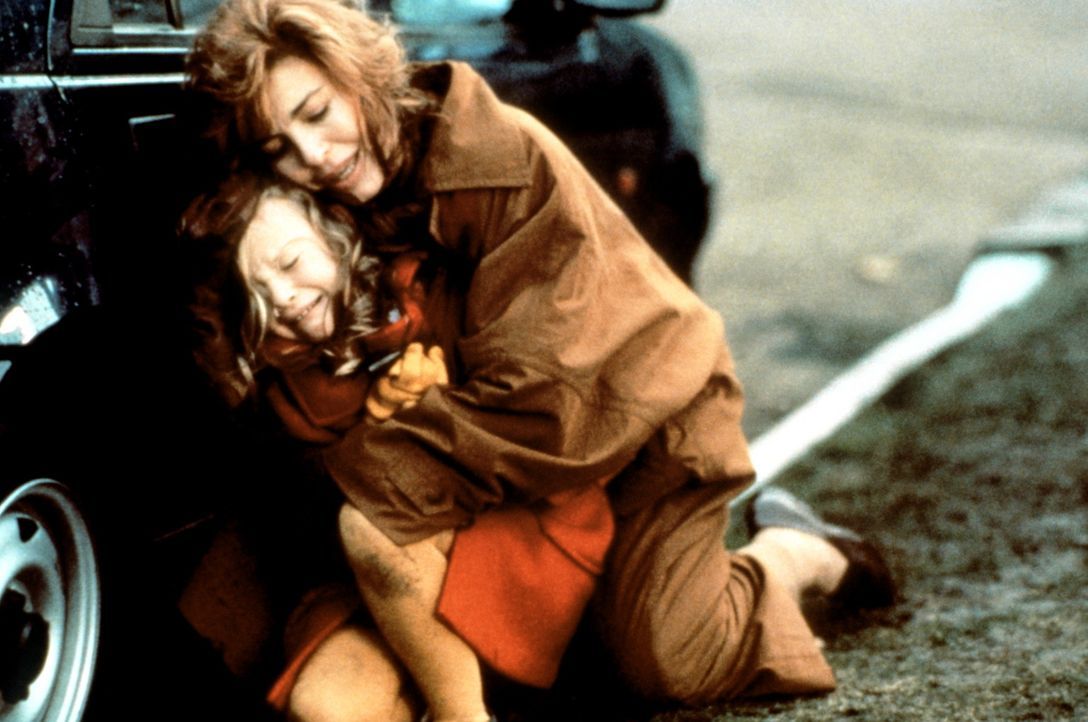 Bei ihrem Aufenthalt in London geraten Cathy (Anne Archer, r.) und ihre kleine Tochter Sally (Thora Birch, l.) in einen Terroranschlag ... - Bildquelle: Paramount Pictures